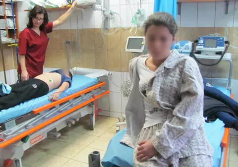 Patru copii au ajuns la spital după ce microbuzul şcolar s-a izbit de un alt autoturism