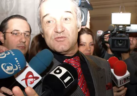 Gigi Becali a împărțit mii de euro colindătorilor la Palatul Parlamentului | FOTO