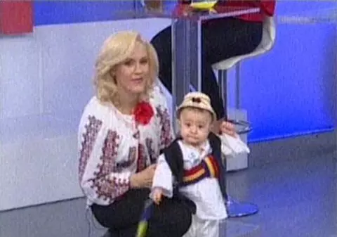 Uite ce simpatic este băiețelul Gabrielei Vrânceanu Firea în costum popular | FOTO