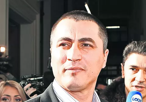 Poliţistul Cristian Cioacă, suspectat de uciderea soţiei sale, Elodia Ghinescu, a avut argumente puţine la procesul în care cere să fie eliberat: Zice că e nevinovat şi victimă a presei