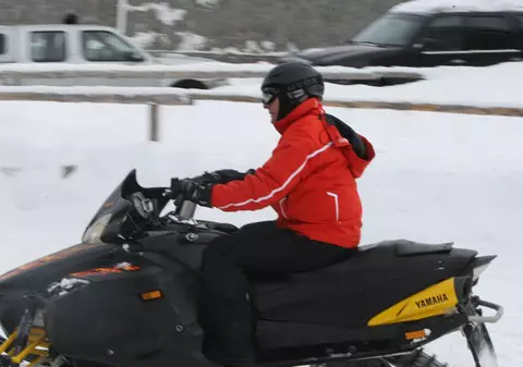 Uite ce bine ştie TRAIAN BĂSESCU să mânuiască SNOWMOBILUL! | VIDEO