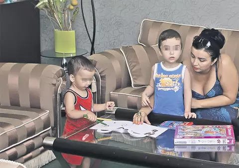Bahmu îi va trimite soţului ei, sâmbătă, de ziua lui, doar un sms, căci are buget limitat, de când el nu-i mai plăteşte pensia alimentară: «Din ce bani să-i fac cadouri lui Prigoană?»