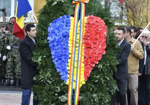 De Ziua Națională a României, cea mai mare coroană a fost depusă la Mehedinți