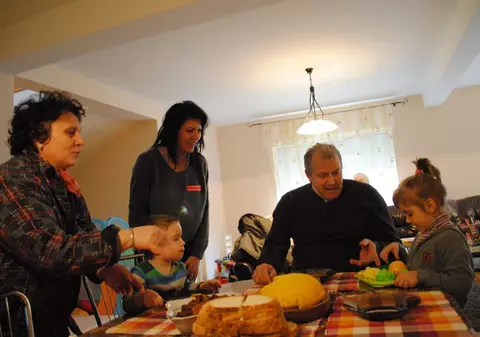 EXCLUSIV | Duckadam şi fratele său, maeştri la prepararea cârnaţilor 