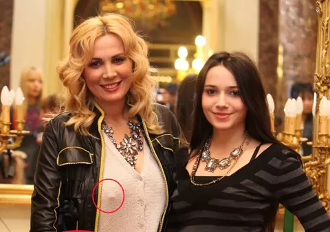 Dana Săvuică fără sutien, în public, împreună cu fiica ei