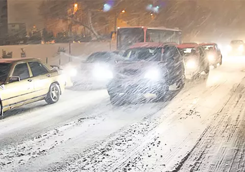 Iarna nu-i ca vara! Amenzi de 30.500 lei pentru trotuare necurăţate de zăpadă şi lucrări nesemnalizate în Capitală