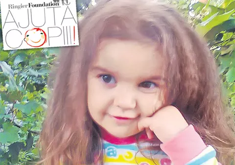 Ştefania Dumitru, fetiţa care nu poate să digere mâncarea, are şanse la o viaţă normală