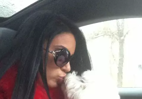 Adelina Pestrițu își pupă cățelul în bot. Cum ți se pare gestul ei?