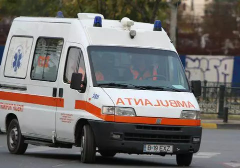 IARNA FACE RAVAGII! Trei ambulanţe au rămas ÎNZĂPEZITE!