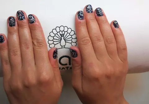 O cântăreață de la noi și-a împodobit unghiile pentru Crăciun | FOTO