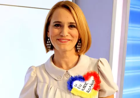 Așa ceva sigur nu ai mai văzut! Uite cu ce BRAD INEDIT îl așteaptă Andreea Esca pe Moș Crăciun!