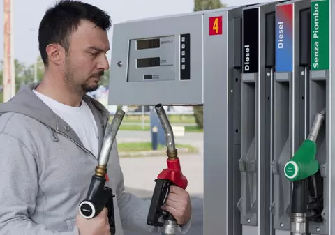 În acte, au transformat păcura în motorină şi  au ţepuit statul cu şapte milioane de lei 