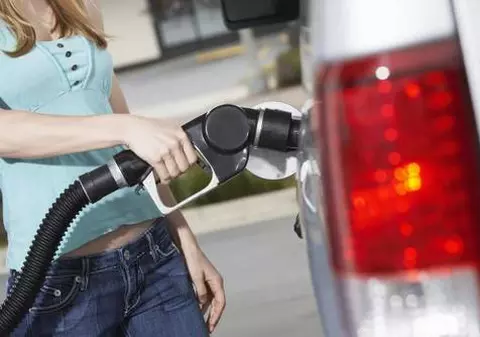 Benzinarii români ar trebui să se teamă? Ruşii deschid benzinării la noi