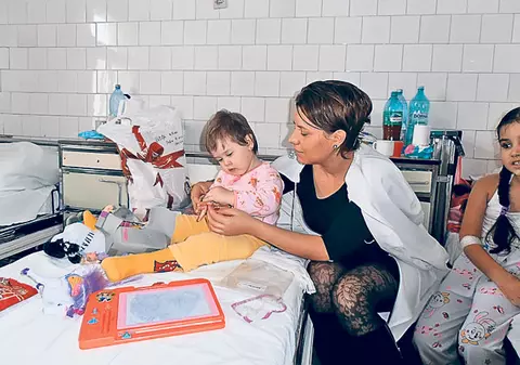 Am fost Moş Crăciun pentru copiii internaţi! Echipa campaniei noastre le-a dus daruri micuţilor din Spitalul Grigore Alexandrescu