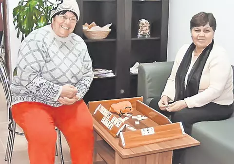 Pensionarele s-au înghesuit la Centrul Seniorilor deschis ieri, în Ghencea