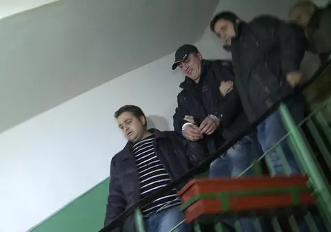 Iată primele fotografii cu Cioacă ÎNCĂTUŞAT, dar cu ZÂMBETUL PE FAŢĂ! Poliţistul a fost arestat în locuinţa sa din Piteşti!