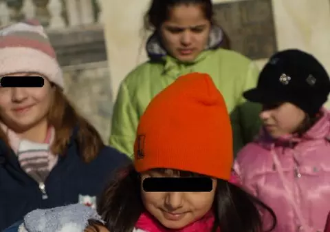 Copiii din centrele de plasament îşi lansează un album de Crăciun într-un mall din Capitală