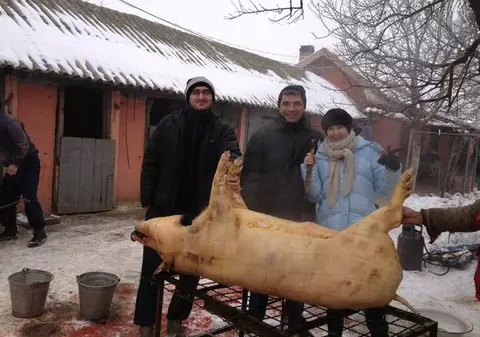 Gabriela Cristea, fericită în preajma porcului tăiat