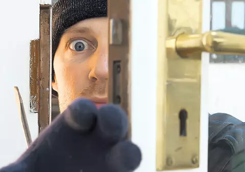 Pleci de acasă zilele acestea? Află cum îţi păzeşti casa de hoţi