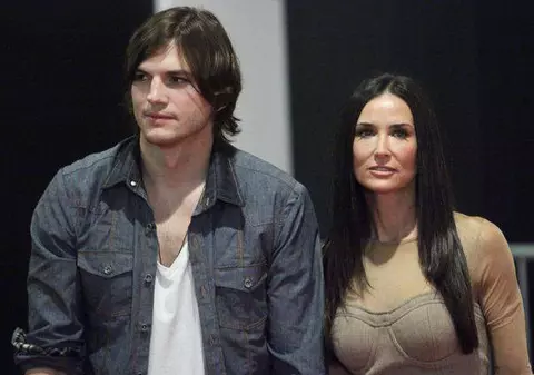 La peste 1 an de când s-au despărţit, Ashton Kutcher cere oficial divorţul de Demi Moore