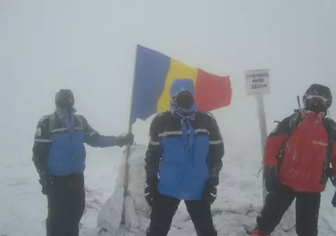 1 DECEMBRIE. Drapelul ţării, arborat pe unul din cei mai înalţi munţi | FOTO