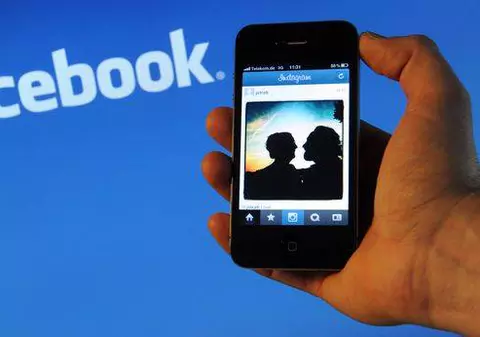 S-a certat cu tati şi s-a aruncat de la etaj