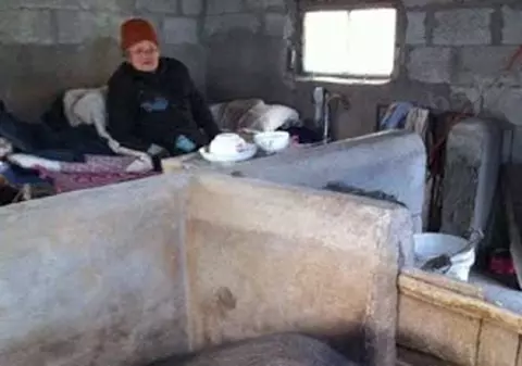ŢI SE RUPE INIMA! Are ditamai vila, dar îşi ţine mama în cocina porcilor! VIDEO