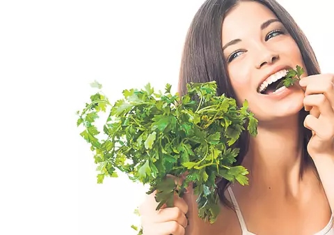 Îţi lăcrimează ochii la frig? Cura cu pătrunjel rezolvă problema