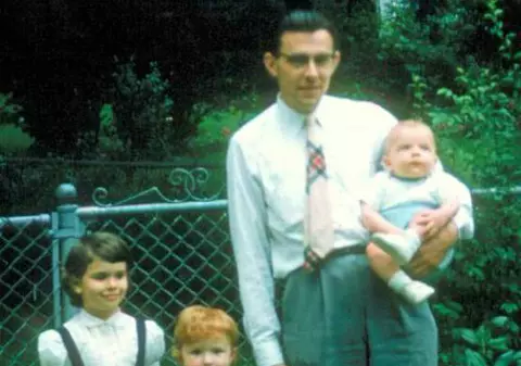 Este un actor celebru, dar a suferit în COPILĂRIE o TRAUMĂ PUTERNICĂ! Şi acum PLÂNGE când îşi aminteşte că mama l-a PĂRĂSIT! 