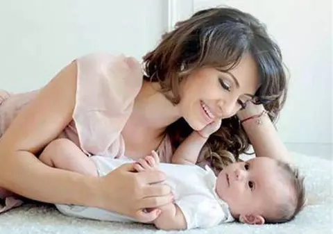 Ele sunt VEDETELE care au devenit MĂMICI în 2012