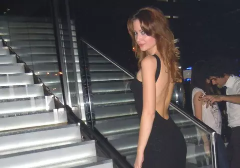 A sucit minţile bărbaţilor pozând GOALĂ, dar iată ce provocatoare este Miss Facebook şi îmbrăcată!