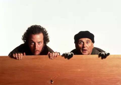 Ce a îmbătrânit banditul Harry din "Singur Acasă"! E moşuleţ în toată regula!