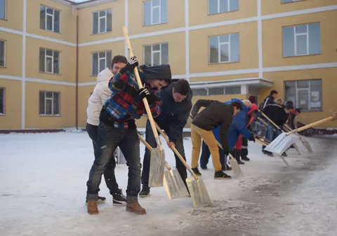 Sute de liceeni bucureşteni au ieşit să cureţe zăpada