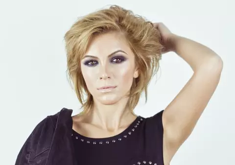 Luna a lansat single-ul "Moonlight" | AUDIO