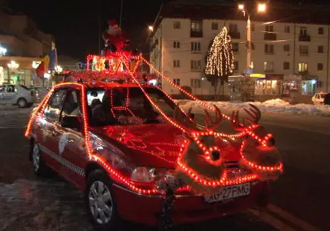Moş Crăciun se plimbă cu maşina prin Câmpulung! | FOTO