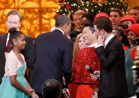 Rapperul PSY nu a fost impresionat de Barack Obama şi s-a îmbrăcat ca la... balamuc