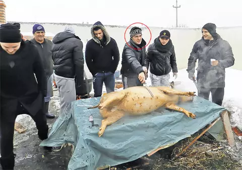 Coregraful CORNEL PĂSAT şi-a încordat muşchii nu pe ringul de dans, ci pentru tovarăşii lui: «M-am chinuit să tai porcul» | FOTO