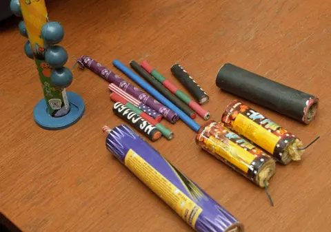 Riscaţi puşcăria dacă daţi cu petarde de Sărbători!