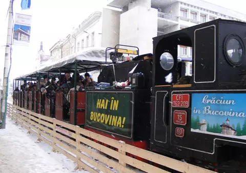 Mocăniţa din Bucovina, pregătită să plimbe turiştii de Sărbători