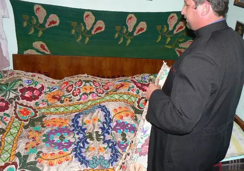 Când nu predică, popa Dumitru coase şi brodează | FOTO
