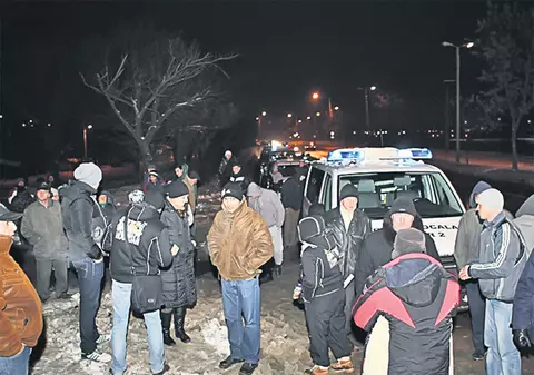 Au blocat şoseaua pentru ca primăria să le repare străzile