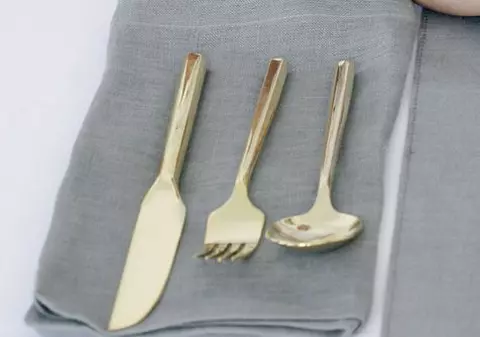 Un deținut a luat o masă specială de Crăciun: o coadă de lingură, o unghieră, sârmă şi un holşurub au fost găsite în stomacul unui pacient