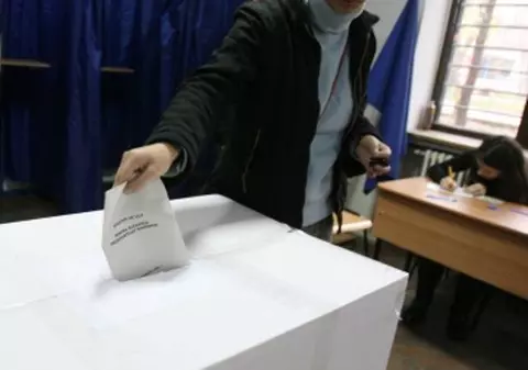 Alegeri parlamentare 2012. Ninsorile şi viscolul blochează votul. Vezi situaţia din ţară