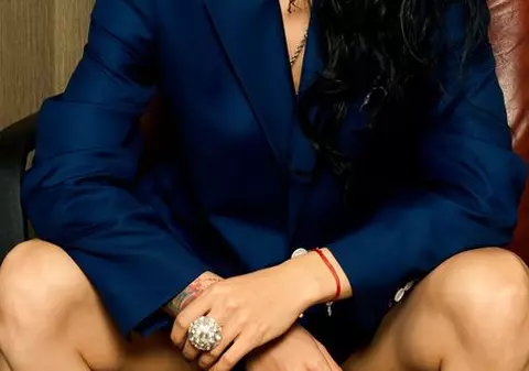 Vedetă de la noi, îmbrăcată în haine bărbătești: “Îmi plac bărbații puternici! Și nu mă refer la ce au în pantaloni!”