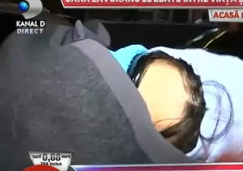 Oana Zăvoranu, SCOASĂ DIN CASĂ PE TARGĂ şi TRANSPORTATĂ CU AMBULANŢA  | FOTO