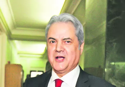 INCIDENT LA PROCESUL LUI ADRIAN NĂSTASE! Bărbat SCOS PE BRAŢE de jandarmi din SALA DE JUDECATĂ