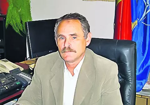 Localnicii din oraşul natal al soţiei lui Mircea Radu, în frunte cu primarul, sunt extaziaţi de vestea că prezentatorul va deveni tătic: «De ce s-au căsătorit? Să facă urmaşi, nu!?»