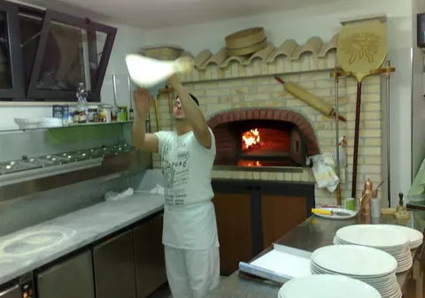 Un român prepară cea mai bună pizza din regiunea italiană Abruzzo | FOTO