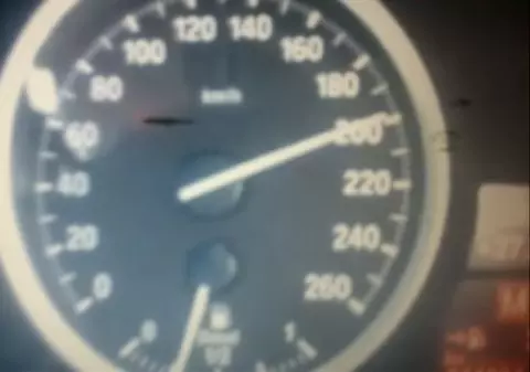 La 16 ani a gonit cu maşina cu 200 km/h