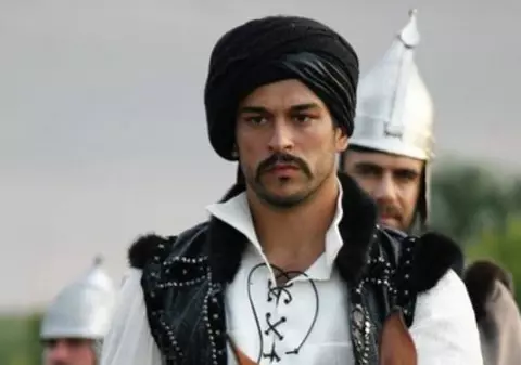 Unul dintre cei mai FRUMOŞI BĂRBAŢI din "Suleyman Magnificul", acuzat că este HOMOSEXUAL! FOTO